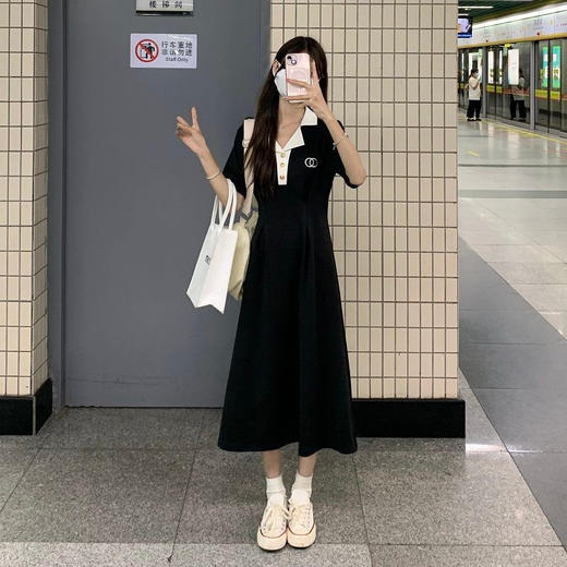 法式温柔收腰显瘦长裙，气质甜辣polo领连衣裙女，让你在夏季展现设计感。优雅的法式风格与收腰设计完美结合，展现女性的优美曲线。柔软舒适的面料，让你在炎炎夏日中感受清爽自然！ 商品图1