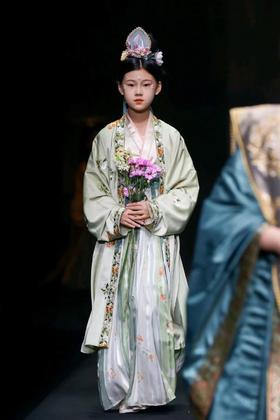 第四期：肩上云·JS蒋硕 2023/24秋冬童装秀掀起了一场国潮热文化。