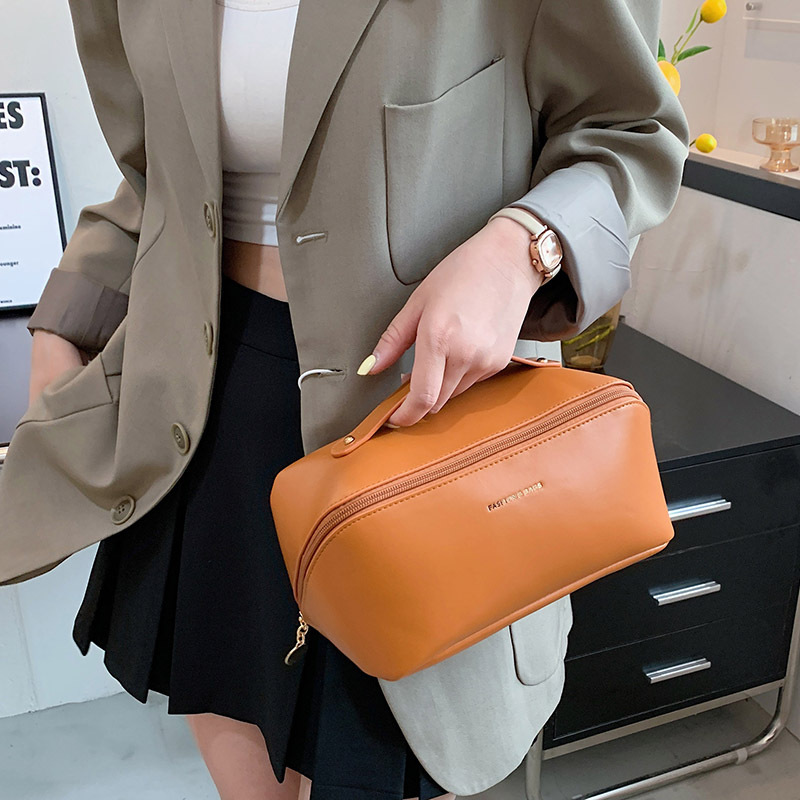 出门旅行，一个化妆包就够了！PU时尚便携手提，随时化妆无压力。洗漱包和风琴枕头设计，轻松整理收纳物品。让你在旅途中也能保持美丽养成好习惯！