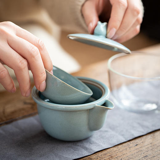 汝山明汝意兔-天青釉（便携）(pu便携包 壶：高6cm 宽10.6cm 容量160ml  公杯：高5.5cm 宽9cm   杯：高3cm 宽7cm) 商品图4