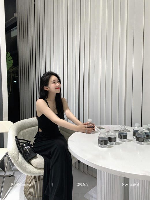 Read Nameless /慕斯羊绒漏腰黑色连衣裙+真丝皱仙仙开衫奶白色 商品图2