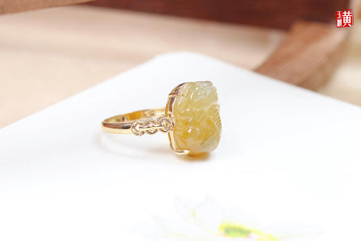 【招财纳福】天然黄翡貔貅戒指      镶嵌：18k金镶 商品图3