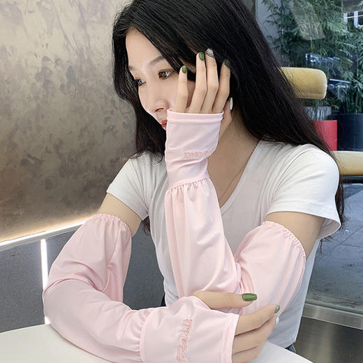 【29.9任选两双！防晒防紫外线冰爽袖套】宽松有弹力不闷热，吸汗透气凉爽，夏季女士护臂冰丝袖子手套薄款紫外线开车护肘网红夏日粉丝专属 商品图1