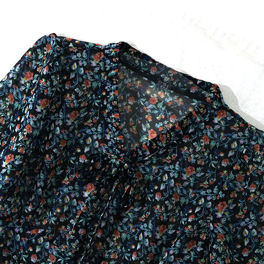 VIVIAN LIU R2323008春女装新款田园碎花V领飘带修身半袖上衣 商品图2