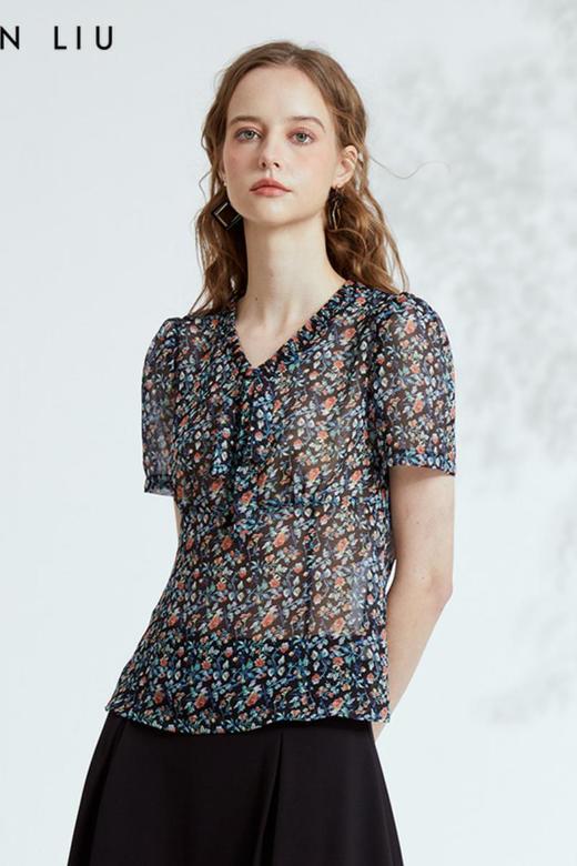 VIVIAN LIU R2323008春女装新款田园碎花V领飘带修身半袖上衣 商品图5