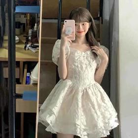 【甜美复古风格❗️提花娃娃裙泡泡袖连衣裙】拼接方口领和公主裙设计增添了更多时尚元素，春夏新款复古风甜美拼接方口领公主裙粉丝专属