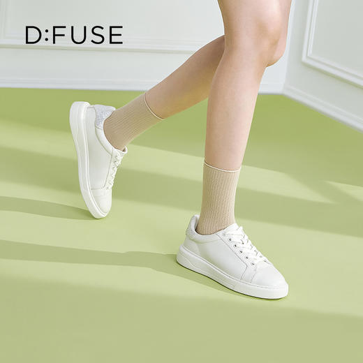 D:FUSE/迪芙斯2023春季新款羊皮圆头烫钻小白鞋休闲板鞋DF31112293 商品图5