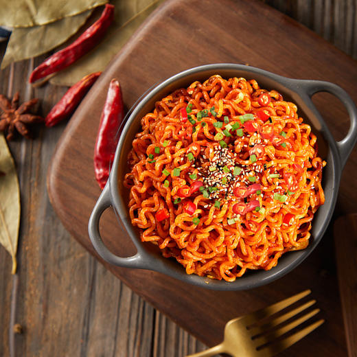 【辣火中烧 味觉大爆发！刻凡韩式干拌面火鸡面】香辣扑鼻色泽透亮，入口香甜后劲辣爽，贼拉辣够味道，初入带点甜辣到深处，网红泡面办公室解馋速食拉面-LU健康 商品图2