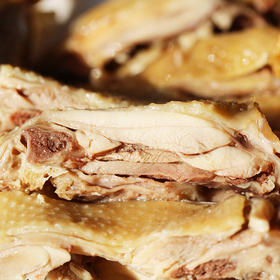 热卖脆皮香糟鸡散养一年以上的老母鸡，现做发货，我选的是散养了一年以上的母鸡来制作的，先用盐水鸡工艺，再用风干鸡工艺产生腊香味，再用3年以上的酒糟来产生糟香味，风味是很足的