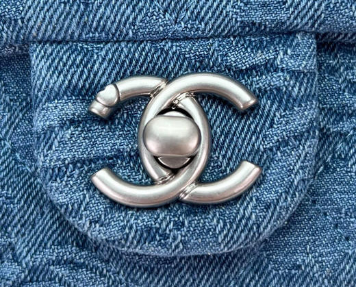 夏季特惠💰1150 原单香奈儿 中号AS3829 尺寸14 X20 X 8cm 2023新款爱心链条包 商品图4