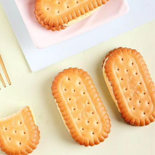 【酥脆有颜有料！爆款老式怀旧香蕉榴莲夹心饼干】酥酥脆脆，色泽金黄唇齿留香，营养美味健康，网红小吃休闲零食健康特价清仓 商品图1