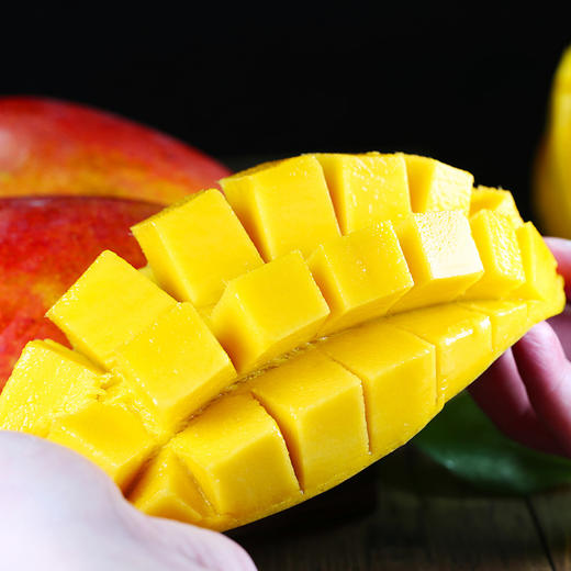 【芒果很忙！新鲜应季水果贵妃芒】色泽鲜艳果香浓郁，柔嫩爽口香甜多汁，各种各样的吃法， 口感细腻甜嫩，红金龙甜心芒果，每一口都是幸福的感觉健康 商品图0
