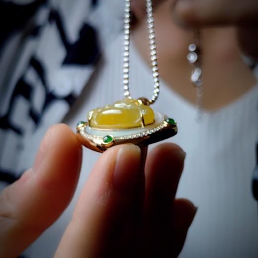 18k设计款鸡油黄翡翠弥勒项坠（价格18k金项链） 商品图10