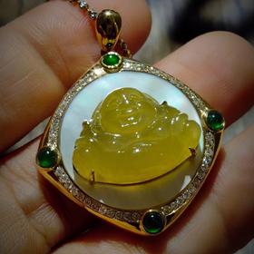 18k设计款鸡油黄翡翠弥勒项坠（价格18k金项链）