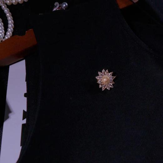 【甄珠贝】毕业季，53*53cm丝巾和别致小胸针的礼盒 商品图1