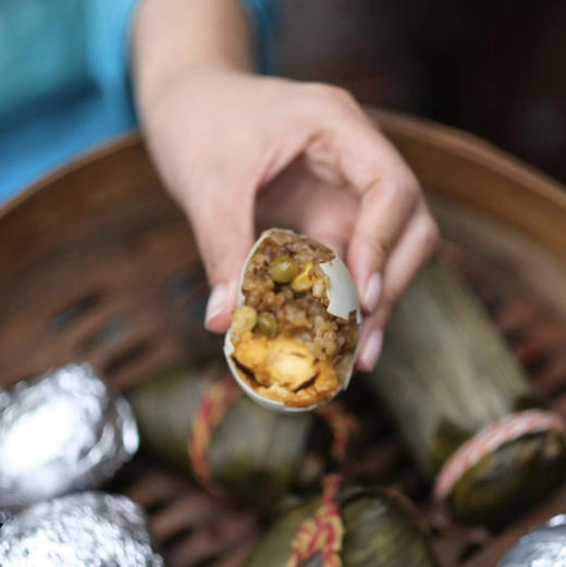 【非物质文化遗产，来自苏东坡故乡的民间小吃—糯米蛋粽】纯手工制作 0添加0 防腐 流油返沙的鸭蛋黄，搭配白糯米 腊肉 玉米豌豆，咸香软糯，口口称绝 商品图4