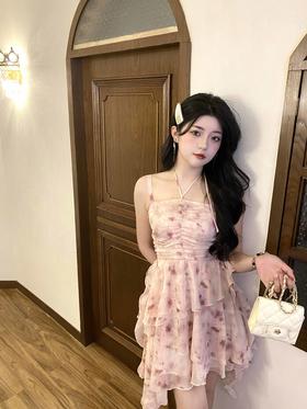 辣妹的夏天最是少不了这条碎花吊带裙