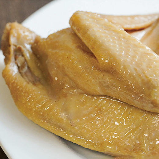 热卖脆皮香糟鸡散养一年以上的老母鸡，现做发货，我选的是散养了一年以上的母鸡来制作的，先用盐水鸡工艺，再用风干鸡工艺产生腊香味，再用3年以上的酒糟来产生糟香味，风味是很足的 商品图1