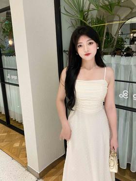 果然杀伤力还得看白月光吊带裙