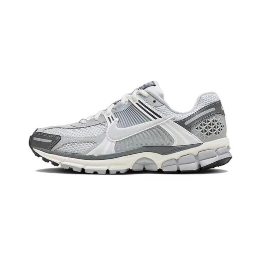 这个夏天必须有一双！Nike Zoom Vomero 5 复古又小众，是我一眼就会爱上的鞋子。 上脚的脚感也好，有点小增高还显腿细，小个子姐妹可入，日常搭配牛仔裤半身裙也好搭。 商品图4