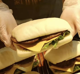 现烤面包—牛肉帕尼尼