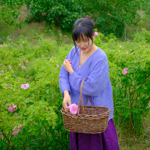 必囤NO1!【陪伴到老!含有精油的大马士革玫瑰纯 露】最顶级的食用玫瑰，4斤鲜花1斤水蒸馏萃取。 保加利亚官方合作基地纯种种苗，自然农法种植， 桃花源中有玫瑰! 商品图6