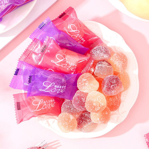 【网红爆火ins！高颜值白桃葡萄水果软糖】果味香浓Q弹有嚼劲，水果香味在唇齿中弥漫，每一块糖都很饱满，满足你的味蕾体验，结婚送人喜糖休闲小零食混合健康 商品图4