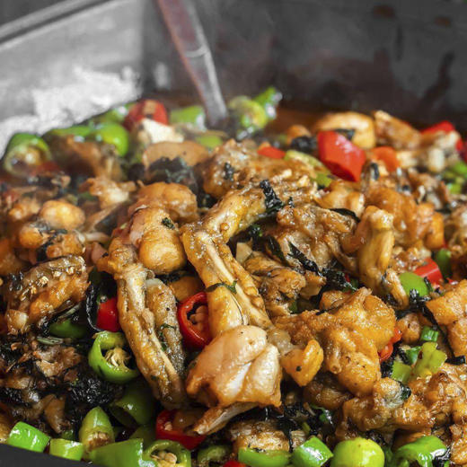 餐云湖湘紫苏牛蛙酱  传统于现代口味的完美融合  更多年轻消费者喜欢的味道  牛蛙连锁专用标准化解决方案  （5斤装一桶做50份） 商品图1