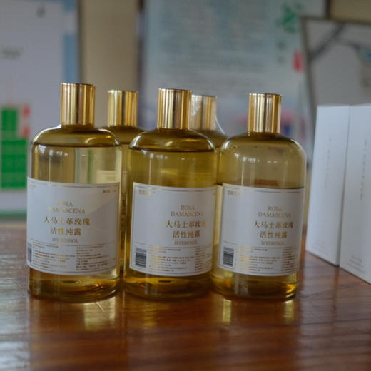 必囤NO1!【陪伴到老!含有精油的大马士革玫瑰纯 露】最顶级的食用玫瑰，4斤鲜花1斤水蒸馏萃取。 保加利亚官方合作基地纯种种苗，自然农法种植， 桃花源中有玫瑰! 商品图9