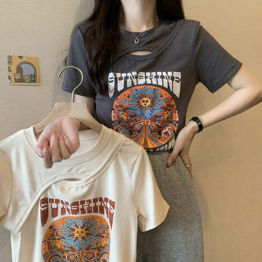 巧妙的镂空设计，彰显自信，大胆的穿搭，展露美感。夏日的气息迎面而来，这个上衣不仅让你感受到美的力量，更让你了解日韩服饰的小众设计感。 商品图0