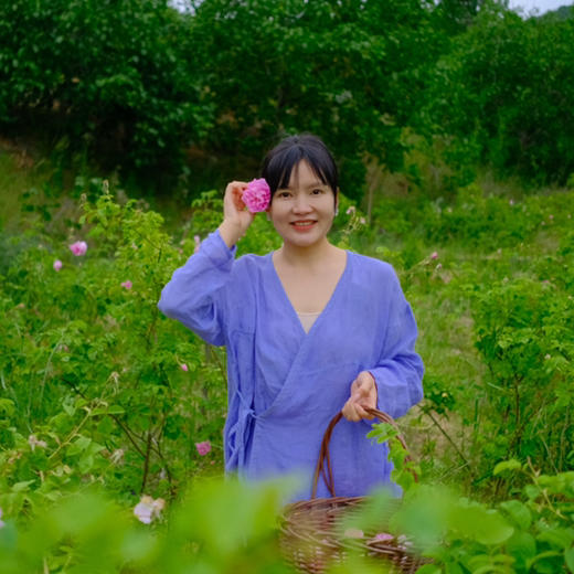 必囤NO1!【陪伴到老!含有精油的大马士革玫瑰纯 露】最顶级的食用玫瑰，4斤鲜花1斤水蒸馏萃取。 保加利亚官方合作基地纯种种苗，自然农法种植， 桃花源中有玫瑰! 商品图5