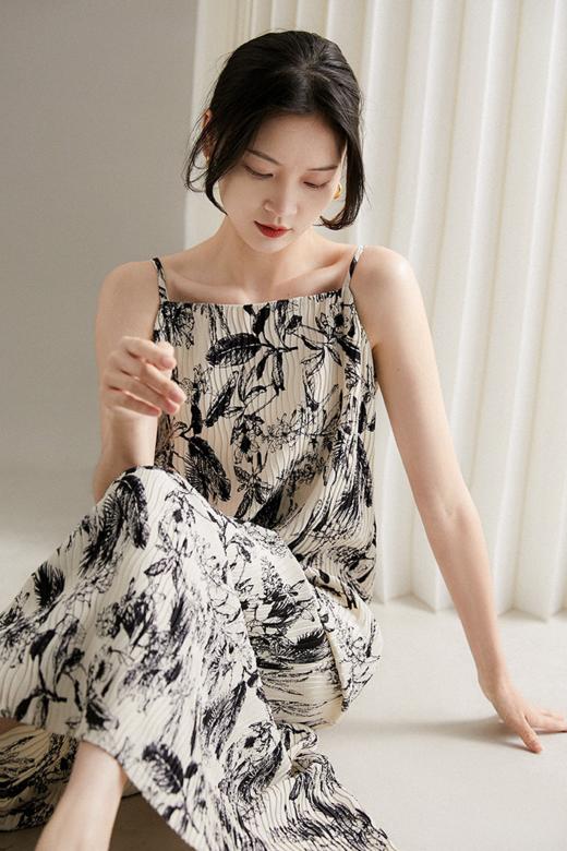 【品牌授权】Flyzoo繁叶花丛艺术压褶吊带连衣裙夏 气质又遮肉 法式“吊带女人味连衣裙 商品图1