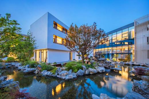 ★周末不加价★秋季大促￥499起/2间夜 占地7000㎡【安吉漫自然度假酒店】含早餐，游戏室、书吧、桌球室玩乐等！另有单晚含晚餐/家庭房/五居别墅套餐可选～有效期至2025年12月29日 商品图0