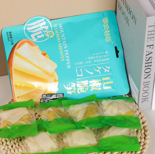 【零食特区山椒脆笋】今年新鲜脆笋，29.9到手20独立小包！只选取新鲜竹笋嫩的部分，每片都脆嫩爽口，加上山椒的咸辣 鲜嫩爽口、装满了汤汁、一口咬下，竹笋的汁水在口中溅射而出 商品图2
