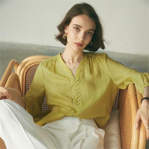 【品牌授权】Flyzoo泡泡袖衬衫 V领+泡泡袖 透气吸汗 轻奢英伦风 温柔显瘦 气质 专柜品质 商品图2