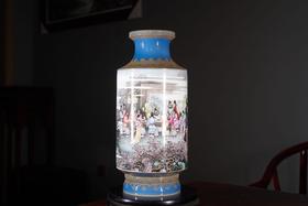 粉彩桃李夜宴金钟瓶