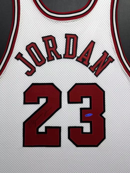 收藏系列 乔丹 公牛队23号白色72胜赛季 亲笔签名球衣 商品图2