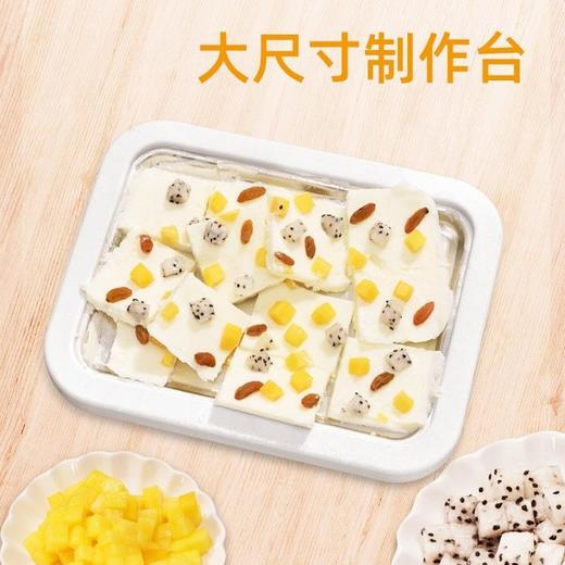 夏日迷你炒酸奶机，甜美冰淇淋机，不锈钢巨无霸炒冰盘，这一切奇妙的冰与火之歌，在你掌心的缤纷盛宴里。一盘青葱炒酸奶，一口清爽果汁，满足你对冰品的所有幻想！ 商品图3