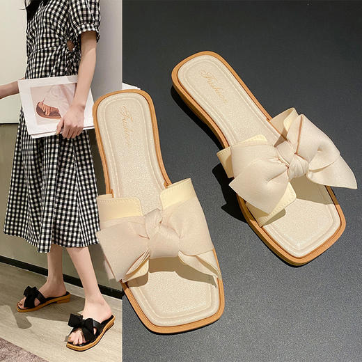 百搭女拖鞋外穿防滑，一字拖网红款，轻松穿出时尚感。坡跟设计，舒适稳定，缓解脚部疲劳。优质材料，柔软透气，保持足部干爽。让你在沙滩、街头、商场都能自信展现女性魅力！ 商品图0
