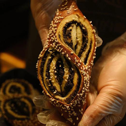 现烤面包—黑芝麻碱水 商品图0