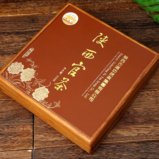 【冲调饮品丨古道坊出口级2012年制泾阳茯茶礼盒系列】传承千年手工筑造工艺，传统筑制大师严格按照古茶工艺捧炒、发花、陈化，致使金花茂盛，饱满  亮丽，口感滑润回甘，汤色红润清澈 商品图5