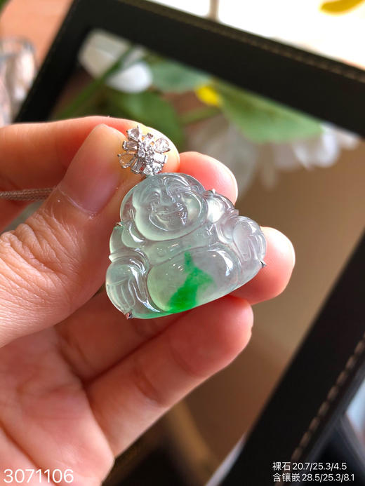 3071106，玻璃飘翠佛公吊坠。具体价格微信咨询 商品图1