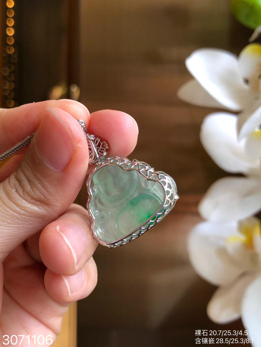 3071106，玻璃飘翠佛公吊坠。具体价格微信咨询 商品图5