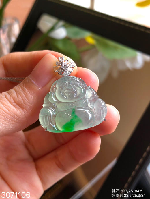 3071106，玻璃飘翠佛公吊坠。具体价格微信咨询 商品图2