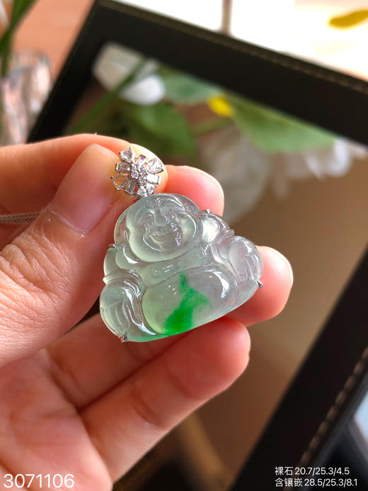 3071106，玻璃飘翠佛公吊坠。具体价格微信咨询 商品图3