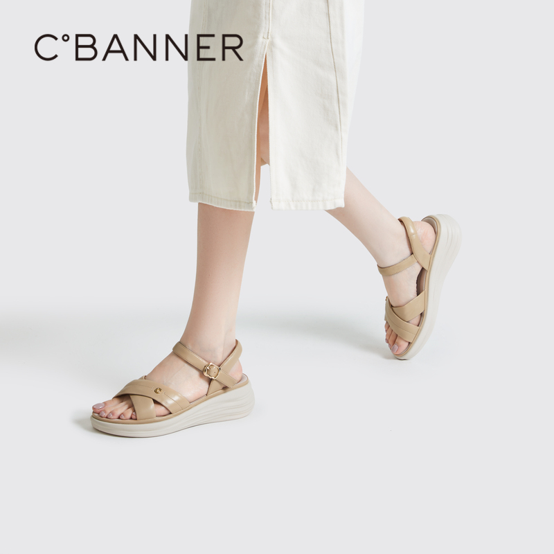 千百度女鞋夏季休闲凉鞋舒软桂花酿坡跟凉鞋踩屎感一字带A23360102