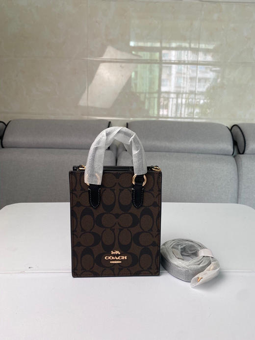 夏季特惠💰430 蔻驰新品 C家CJ494老花 Ck170奶茶色 CJ501绿色橘色（宽肩带）North South系列经典老花琴谱包百搭迷你手提包单肩斜挎包 商品图0