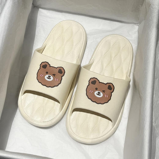 【凸显个性就选它！小熊凉踩屎感一字拖鞋】材质柔软舒适，凉爽透气，鞋底轻便柔软，防滑耐磨耐穿舒适内里，拖鞋女夏网红情侣室内居家学生外穿沙滩拖粉丝专属 商品图5
