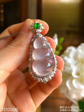 3110306，近玻璃飘花福豆吊坠。具体价格微信咨询