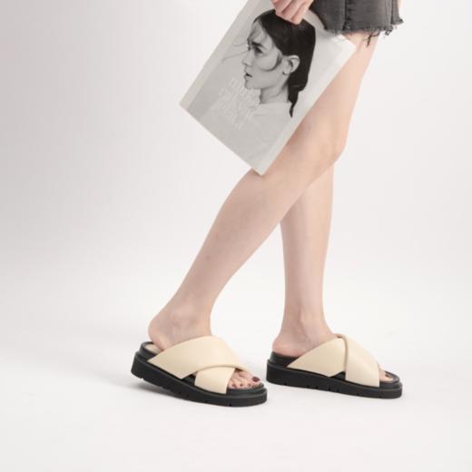 LARARIA羊皮交叉鞋面面包拖、金属扣凉鞋，松弛舒适精致慵懒，皮面材质搭配橡胶大底，拥有云朵包裹般的脚感，时尚吸睛自带复古气息，5.5cm鞋底隐形增高，鞋头3D防撞设计分散脚踝压力，轻便好穿又好搭 商品图0